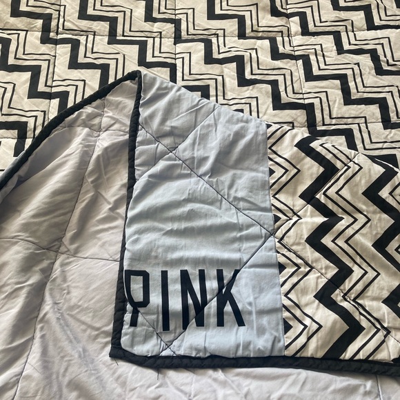 PINK Victoria’s Secret Zig Zag Print / Light Blue Reversible Full Size Comforter